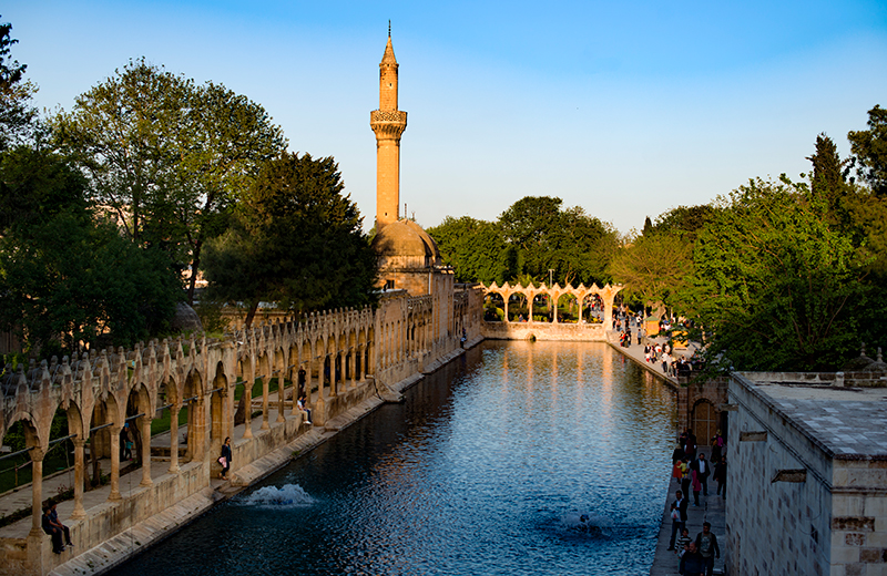 UrfaRezervasyon.com ile Balıklıgöl’ü Keşfet: İnanç ve Tarih Burada Buluşuyor